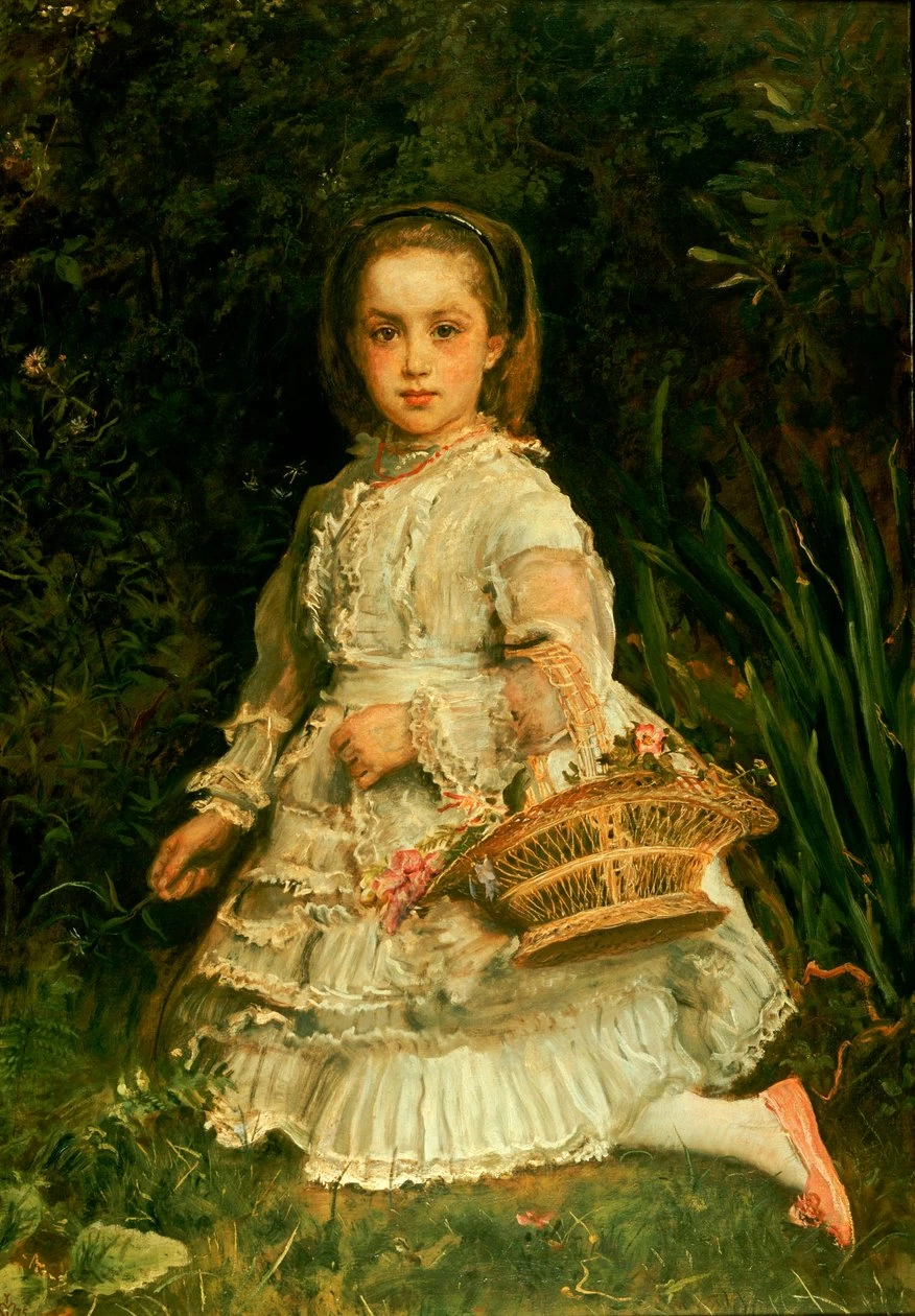 Ritratto di Gracia, a figura intera, indossa un abito bianco, raccoglie fiori selvatici